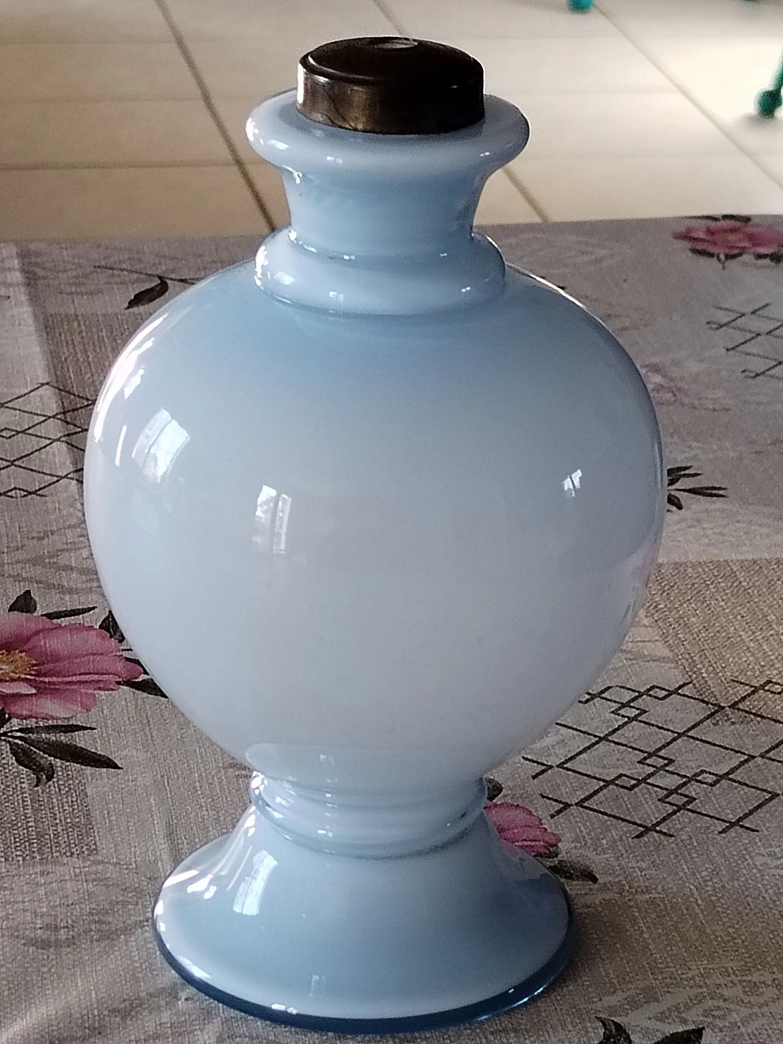 Very beautiful vintage oil lamp base in opaline art deco style. – photo 3